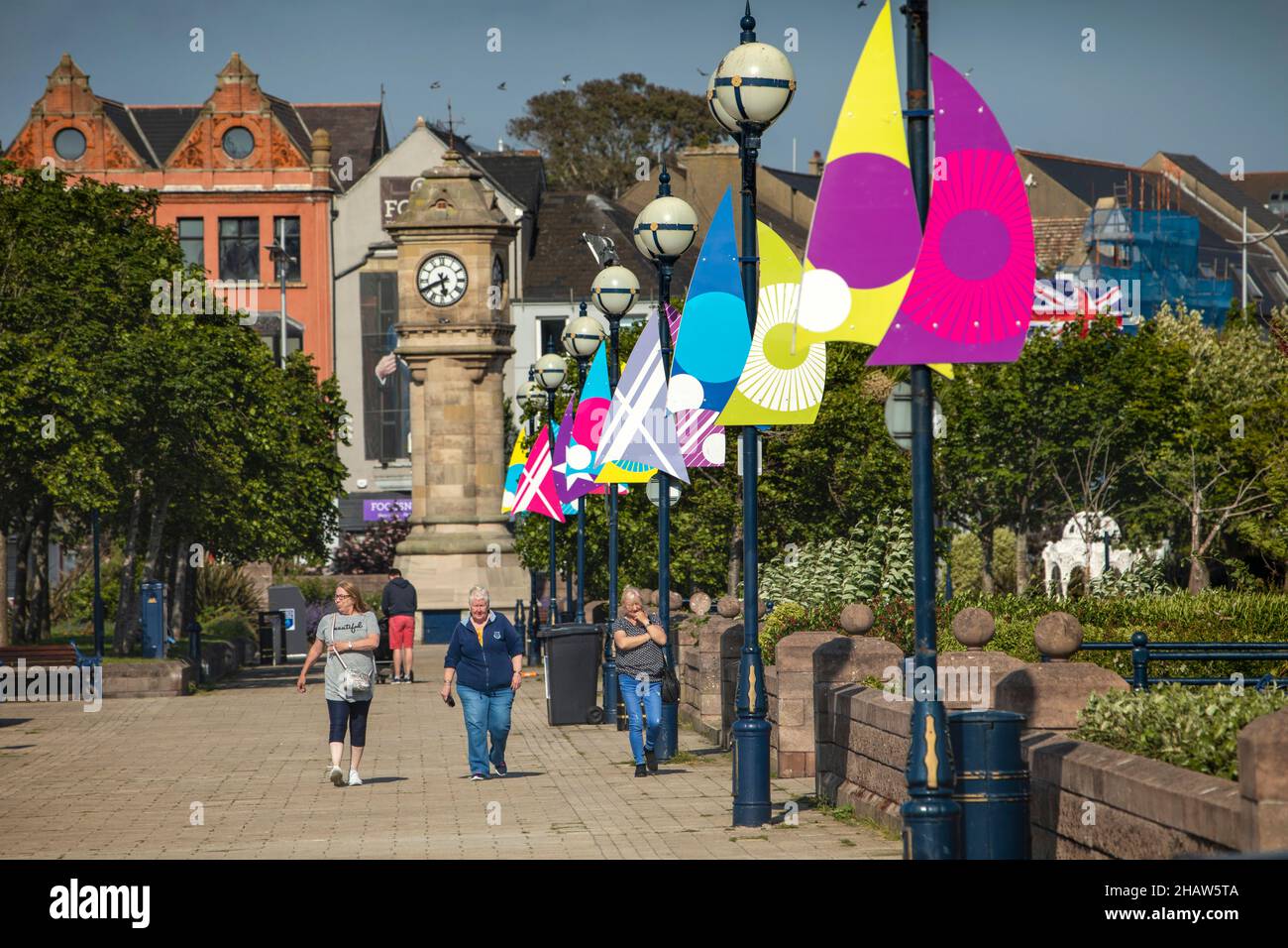 UK Northern Ireland, Co Down, Bangor, Queen’s Parade, McKee Clock à côté de Marina Banque D'Images