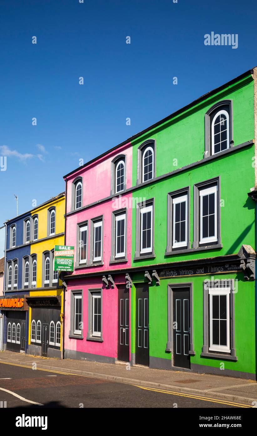 UK Northern Ireland, Co Down, Bangor, Gray’s Hill, bâtiments vides peints en couleurs Banque D'Images
