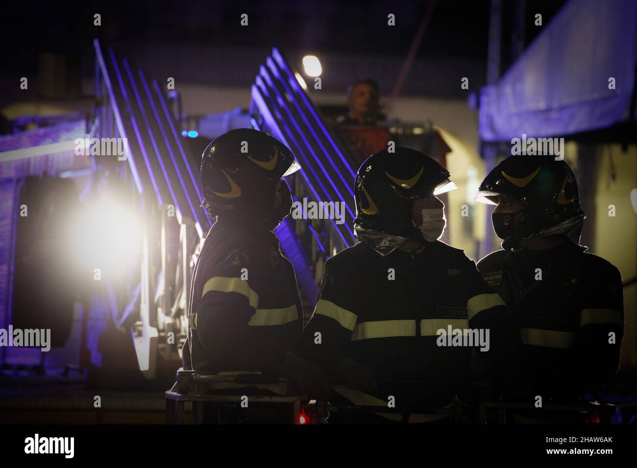 Turin, Italie.14th décembre 2021.Les pompiers sur un chariot à échelle ouvrent la boîte de 15th du grand calendrier de l'Avent peint par Emanuele Luzzati et situé dans le centre-ville.Credit: MLBARIONA/Alamy Live News Banque D'Images