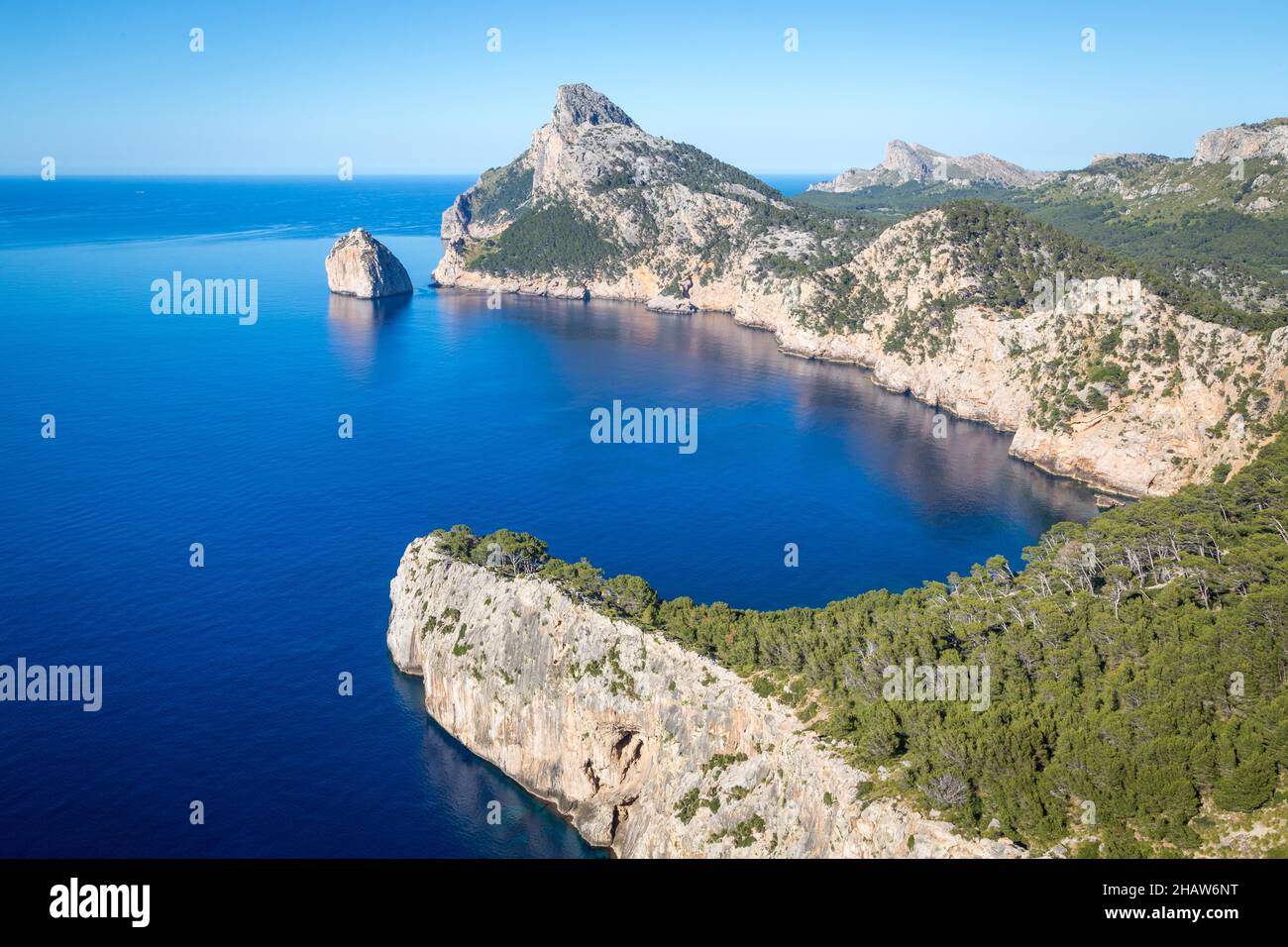 Vue panoramique du point de vue de Punta Nau sur une falaise rocheuse avec l'île rocheuse El Colomer et la mer Méditerranée, Peninsula Formentor, Majorque, Espagne Banque D'Images