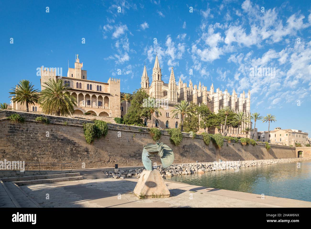 Cathédrale de Palma la Seu, et Palais Royal Almudaina, devant la sculpture en bronze Hagia el sur et Parc de la Mar, Palma, Majorque, Espagne Banque D'Images