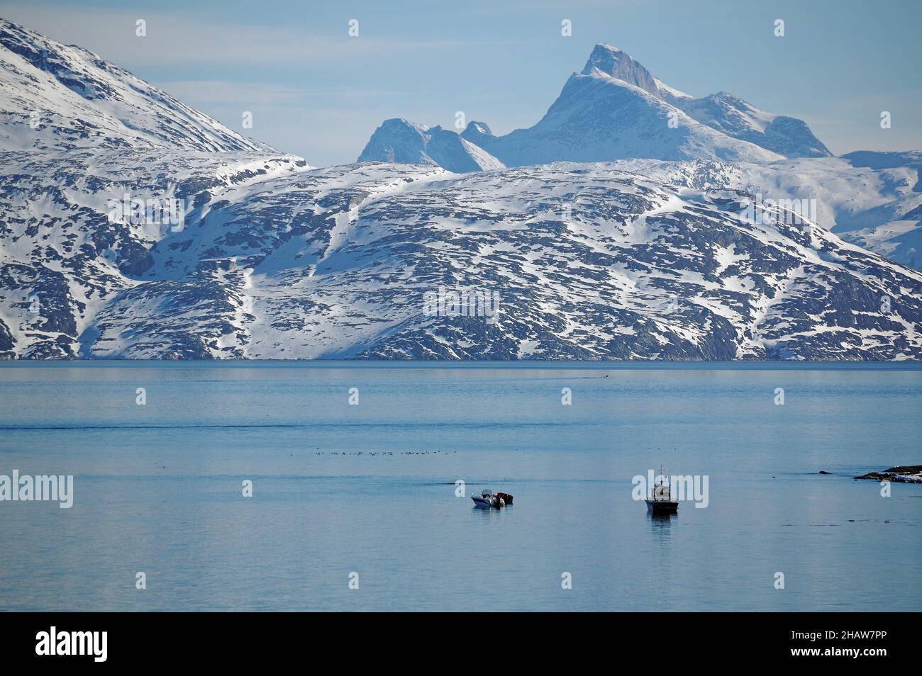 Bateaux dans le fjord, paysage de montagne enneigé, Nuuk, Arctique, Amérique du Nord, Groenland,Danemark Banque D'Images