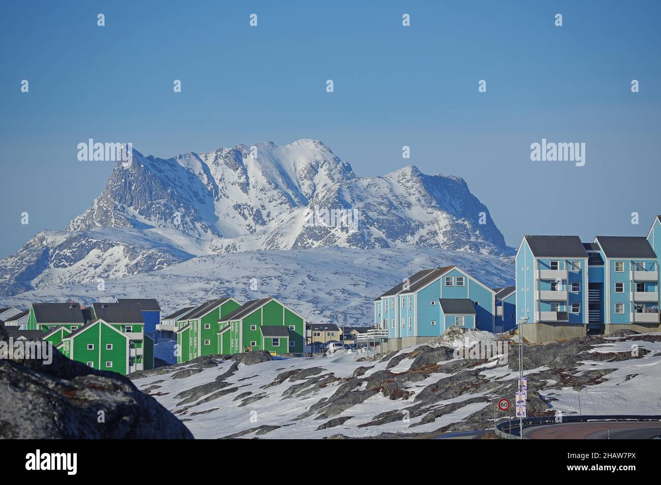 Habitations et paysage de montagne enneigé et accidenté, capitale, Nuuk, Arctique, Amérique du Nord,Groenland, Danemark Banque D'Images