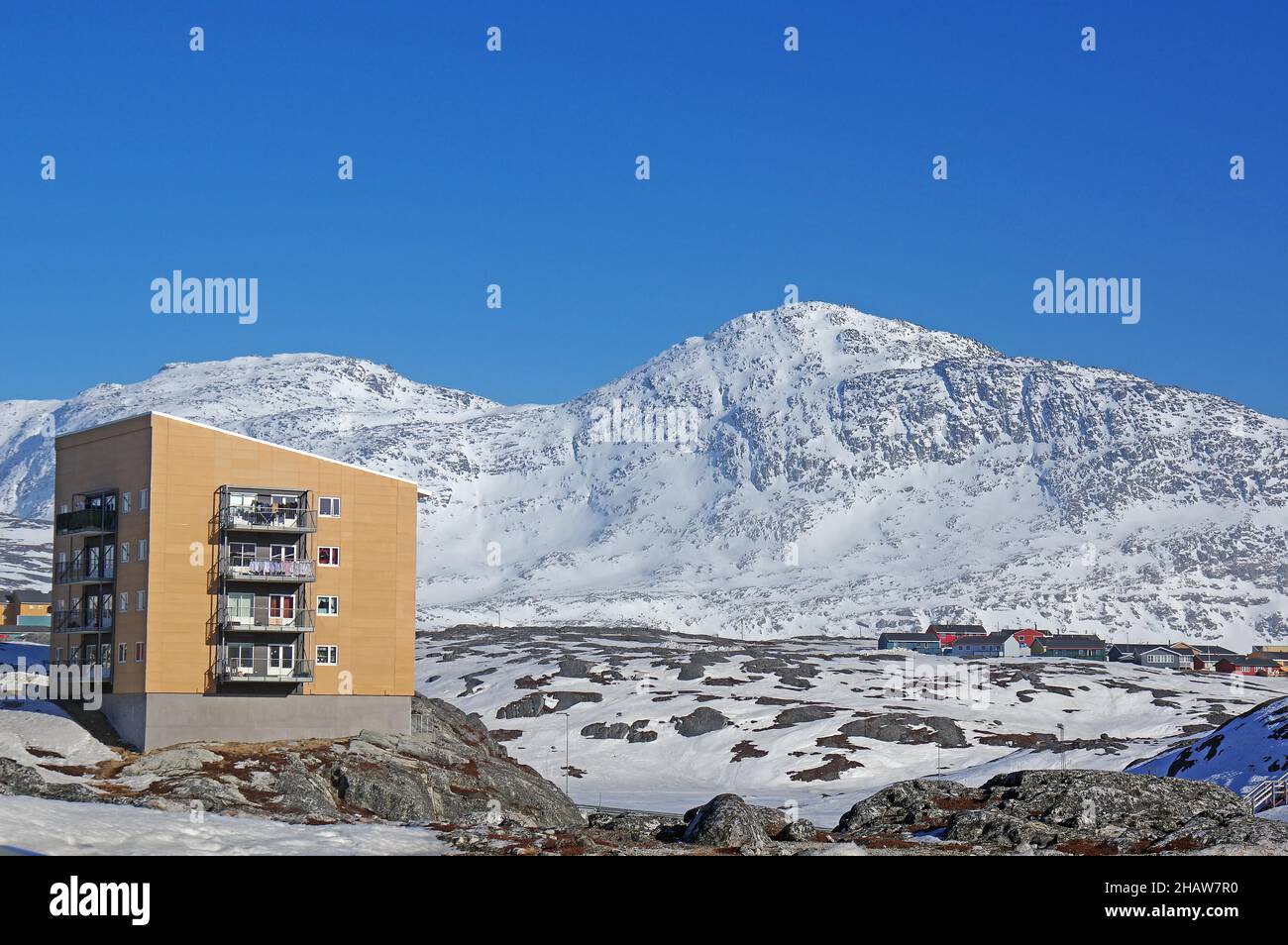 Immeuble et rudes, paysage de montagne enneigé, capitale, Nuuk, Arctique,Amérique du Nord, Groenland, Danemark Banque D'Images