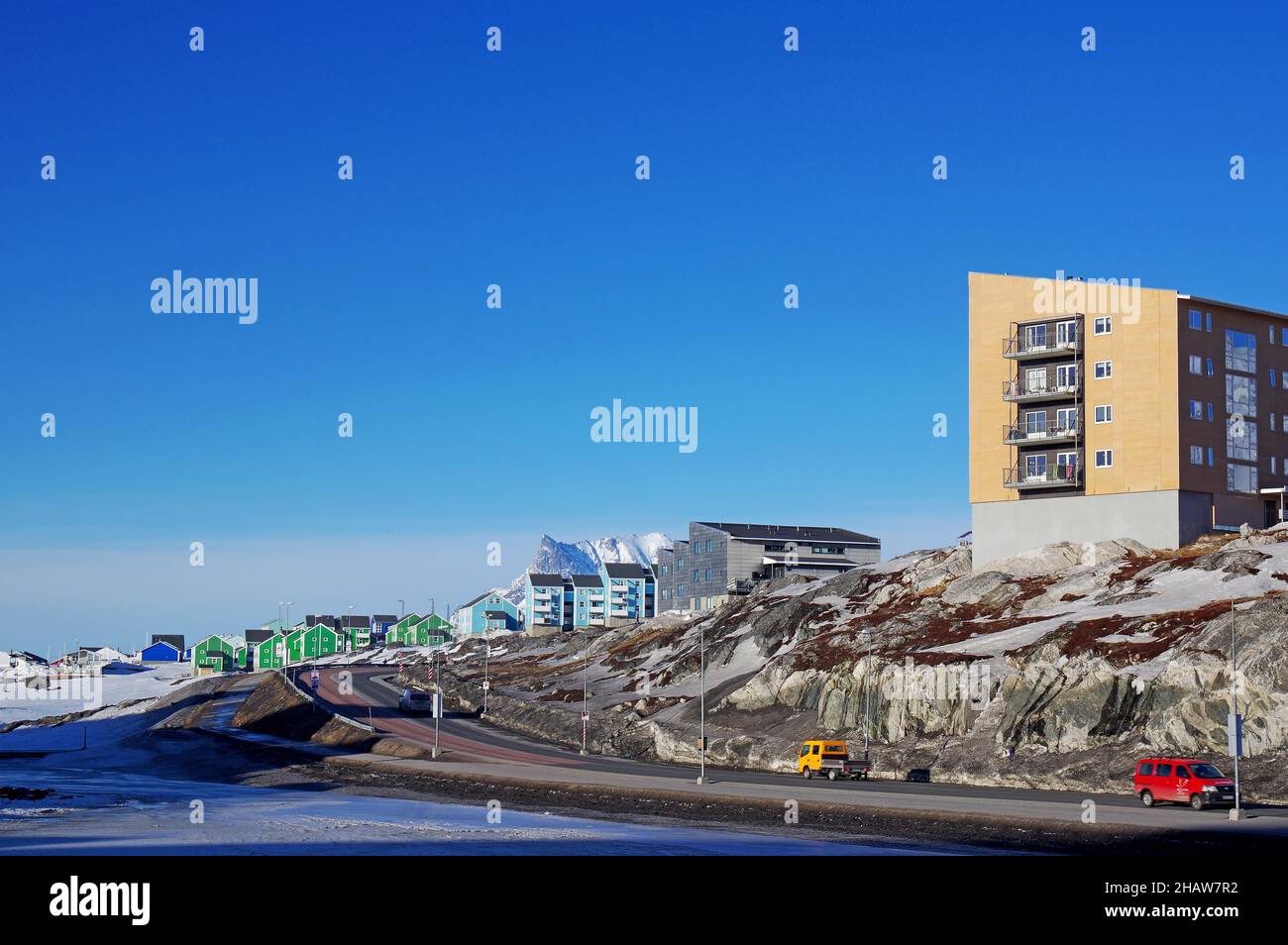 Rue, immeubles et rudes, paysage de montagne enneigé, capitale, Nuuk, Arctique,Amérique du Nord, Groenland, Danemark Banque D'Images