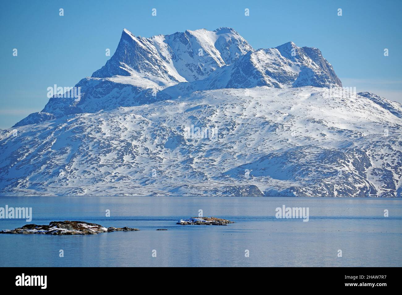 Paysage de montagne sauvage et enneigé, petites îles, Nuuk, Arctique,Amérique du Nord, Groenland, Danemark Banque D'Images