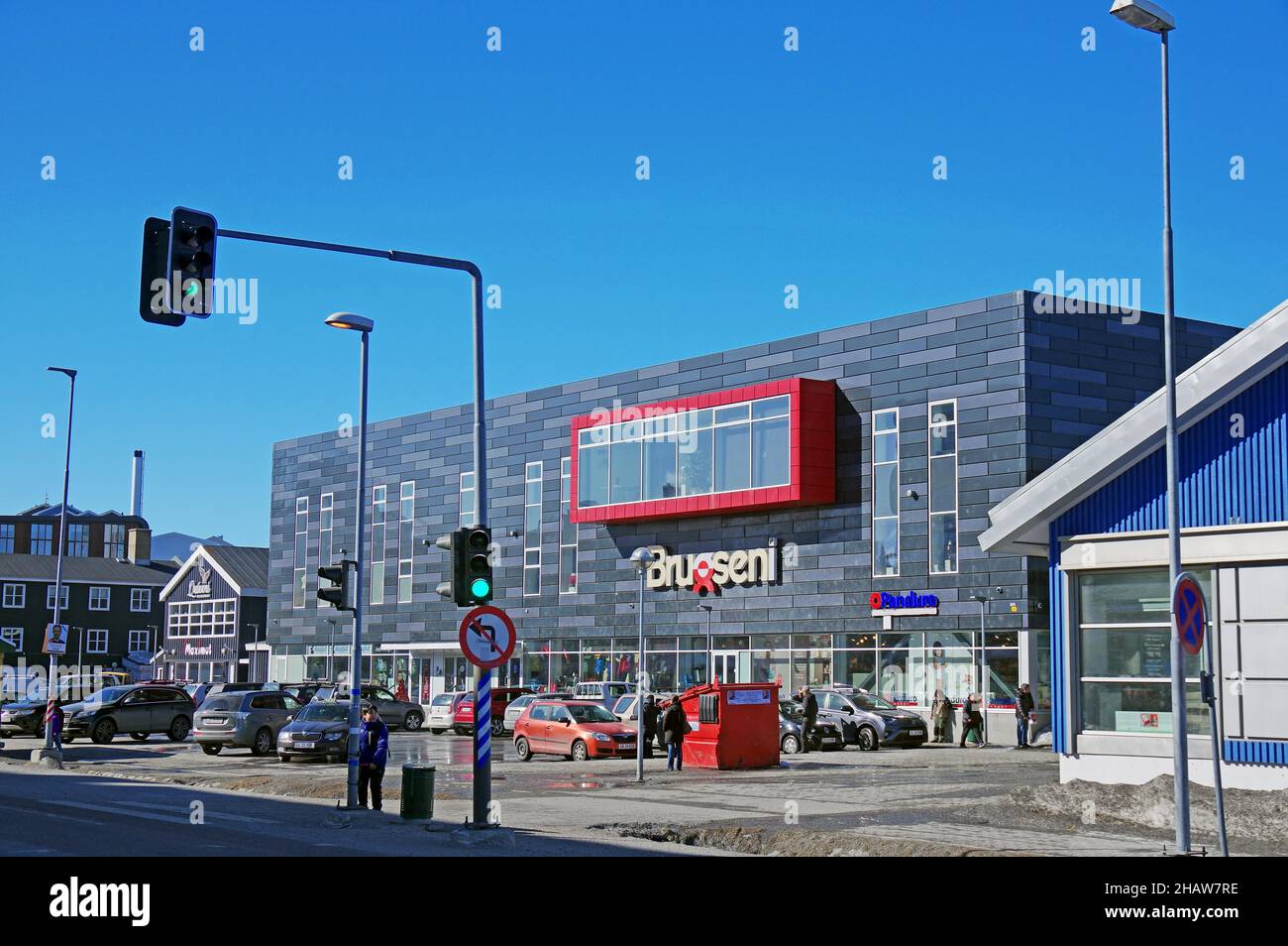 Magasins et feux de circulation dans une rue commerçante, l'un des quatre feux de circulation au Groenland, Nuuk, Arctic, Amérique du Nord, Groenland,Danemark Banque D'Images