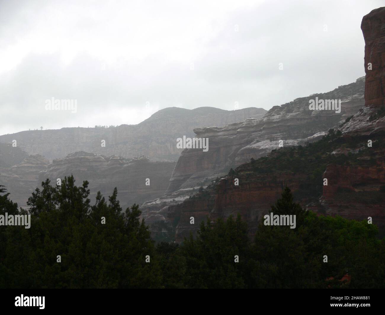 Le brouillard s'installe dans le canyon du rocher rouge. Banque D'Images