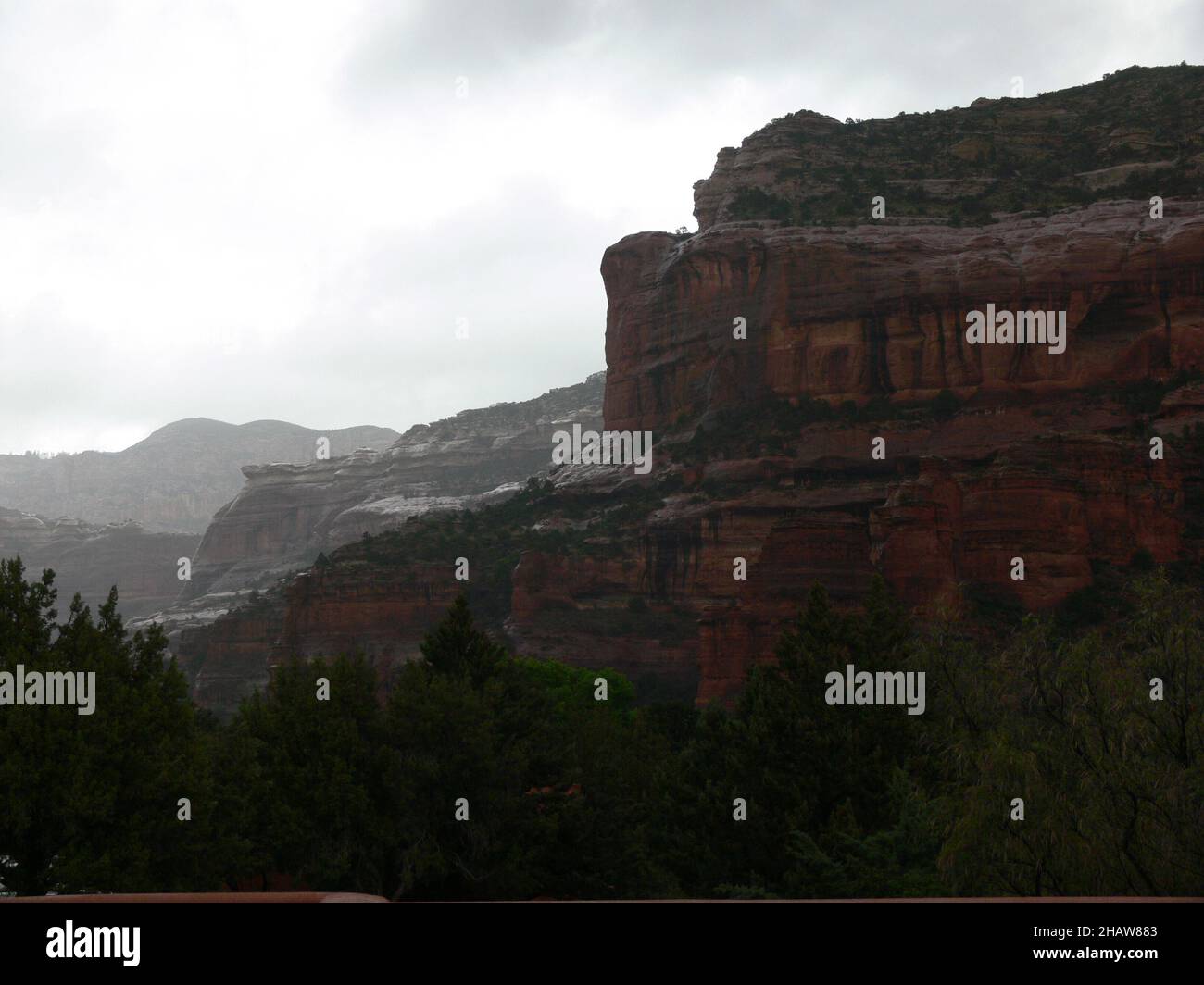 Le brouillard s'élève au-dessus des falaises de roche rouge. Banque D'Images
