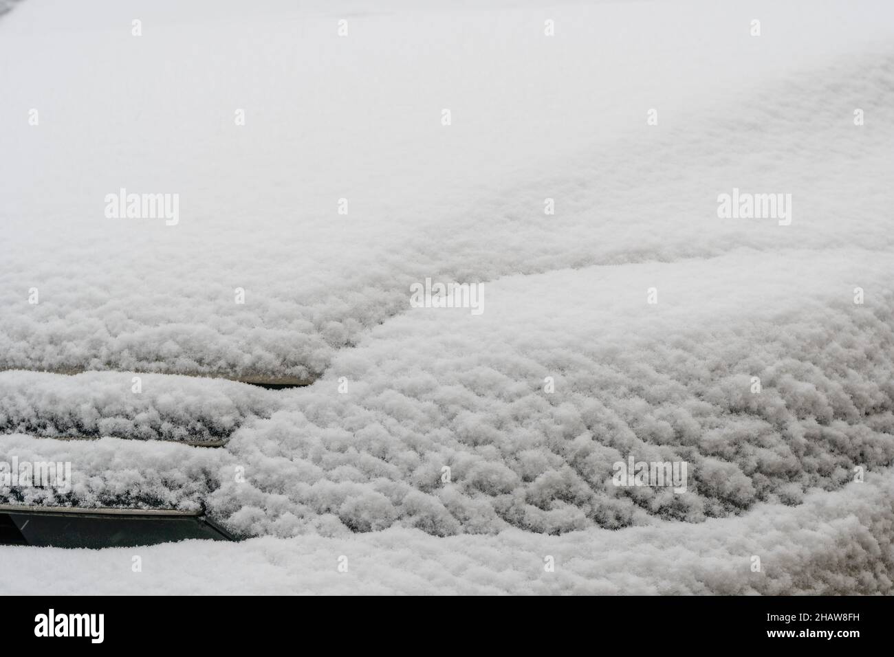 Voiture enneigée.Neige fraîche sur la voiture en hiver matin froid.Concept de conduite en hiver avec de la neige sur route.Saison d'hiver.Copier l'espace. Banque D'Images