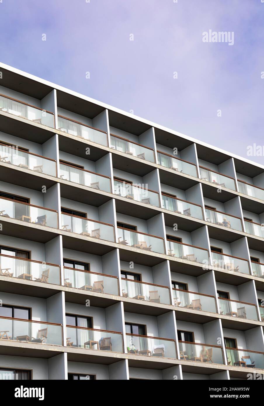 Façade moderne en hauteur avec balcons, Punta Delgada, île de Sao Miguel, Açores, Portugal Banque D'Images