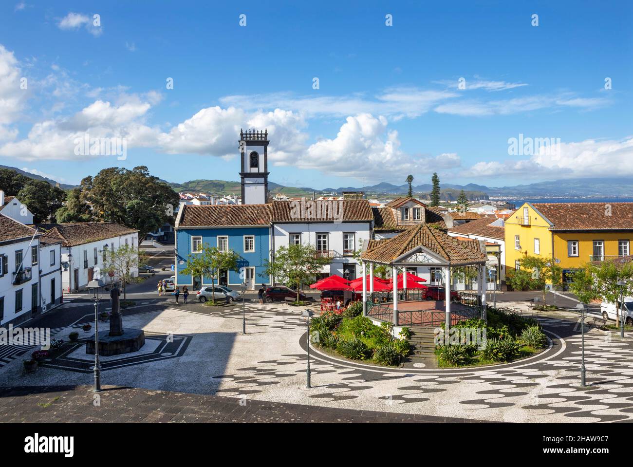Place de la ville avec tour de la mairie, Ribeira Grande, île de Sao Miguel, Açores, Portugal Banque D'Images