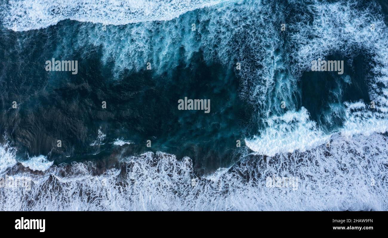 Tir de drone, surf sur la plage de Praia de Santa Barbara, Ribeira Grande, île de Sao Miguel, Açores, Portugal Banque D'Images