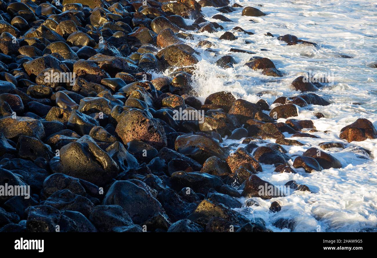 Grandes pierres de lave noires dans les vagues sur la plage de Praia de Santa Barbara, Ribeira Grande, île de Sao Miguel, Açores, Portugal Banque D'Images