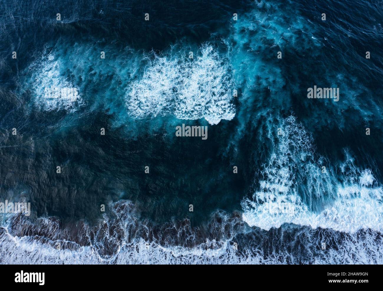 Tir de drone, surf sur la plage de Praia de Santa Barbara, Ribeira Grande, île de Sao Miguel, Açores, Portugal Banque D'Images