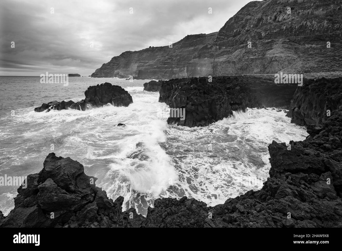 Monohrome, la mer qui fait rage sur la falaise à Ponta da Ferraria, île de Sao Miguel, Açores, Portugal Banque D'Images