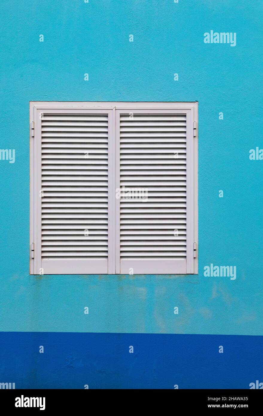 Façade de maison bleu clair avec volets blancs fermés, Porto Formoso, île de Sao Miguel, Açores, Portugal Banque D'Images