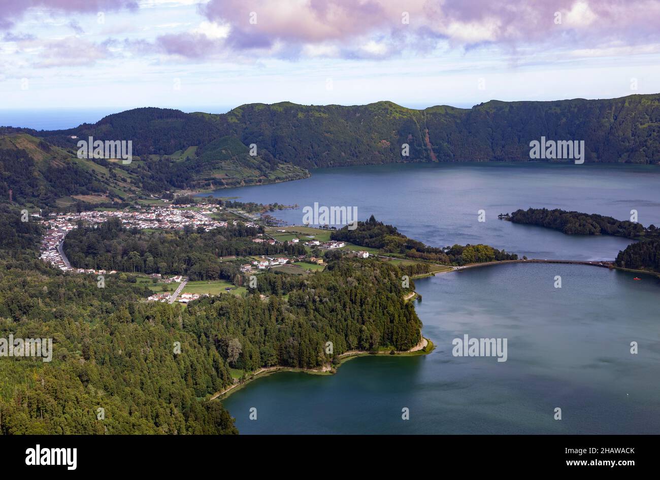 Lagoa Azul et Lagoa Verde avec le village de Sete Cidades, île de Sao Miguel, Açores, Portugal Banque D'Images