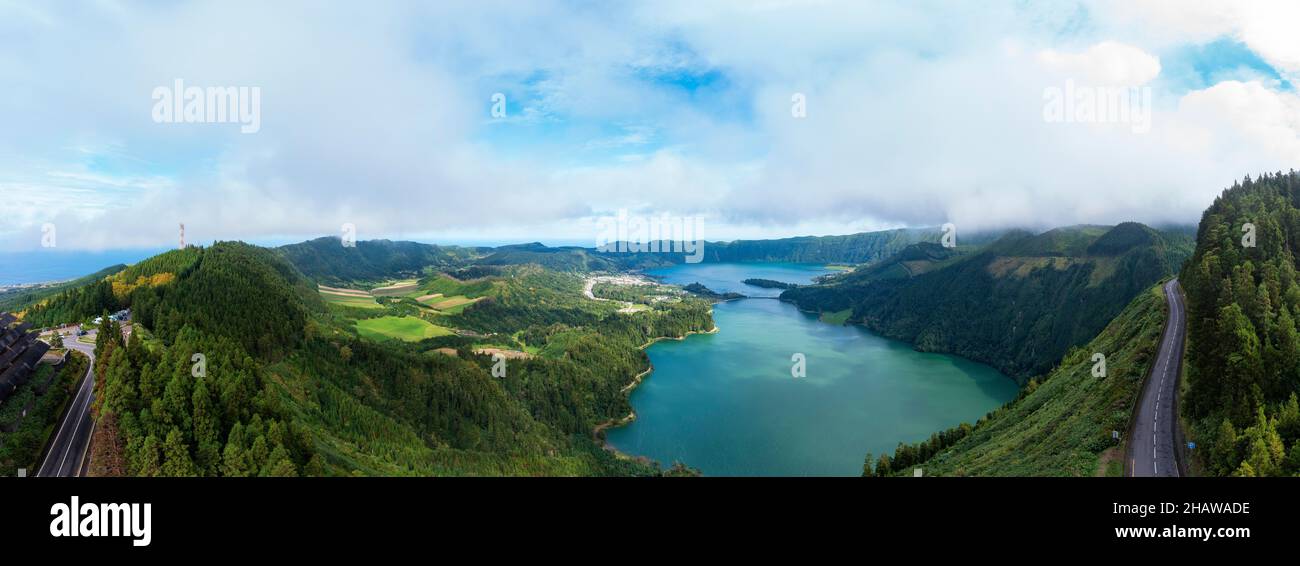 Tir de drone, Lagoa Azul et Lagoa Verde avec le village de Sete Cidades, île de Sao Miguel, Açores, Portugal Banque D'Images