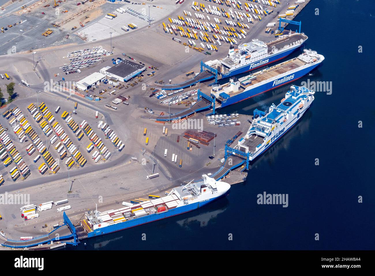 Vue aérienne du port de Travemuende, Roll On Roll Off, trafic, transport, Scandinavie, navire,rivière, Luebecker Hafengesellschaft, Skandinavienkai Banque D'Images