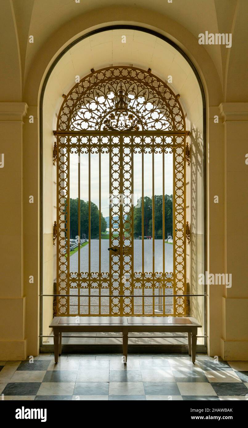 Fenêtre pleine hauteur avec treillis orné au Palais New Herrenchiemsee sur Herreninsel, Chiemsee, Bavière, Allemagne Banque D'Images