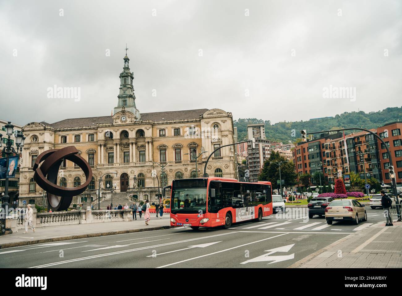 Bilbao, Espagne - août 2021 sculpture Ayuntamiento et Jorge Oteiza.Photo de haute qualité Banque D'Images