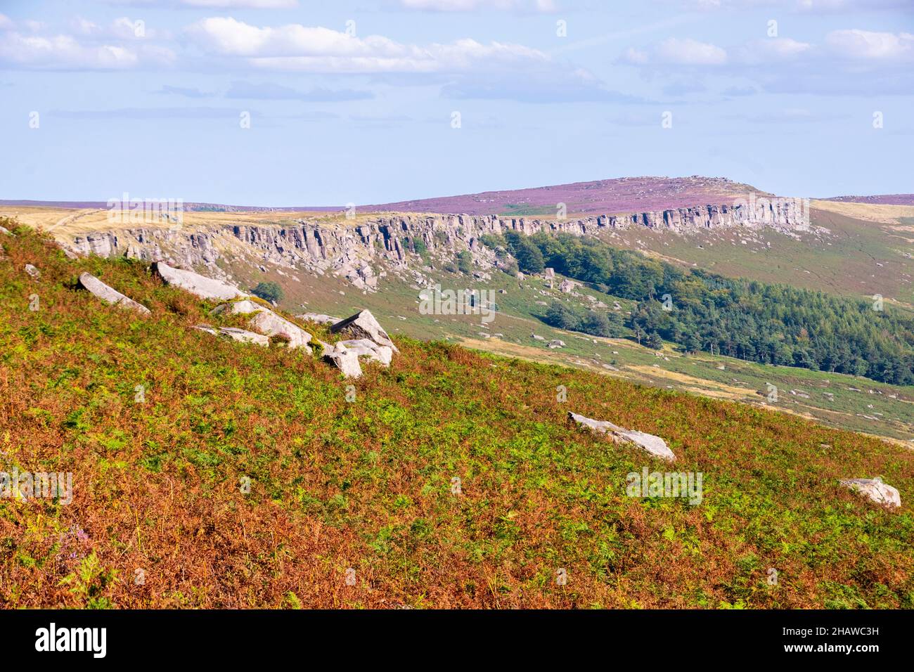 Stanage Edge est un bord de falaise de 4 miles de long ou escarpement de pierre à aiguiser le paysage de moorland à Hope Valley, Peak District, Royaume-Uni Banque D'Images