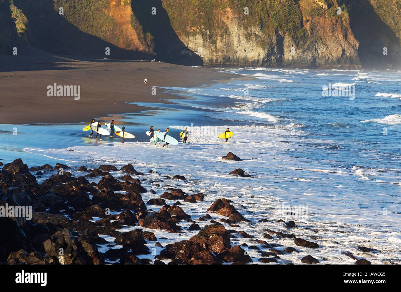 Surfeurs sur la plage de sable Praia de Santa Barbara près de Ribeira Grande, île de Sao Miguel, Açores, Portugal Banque D'Images