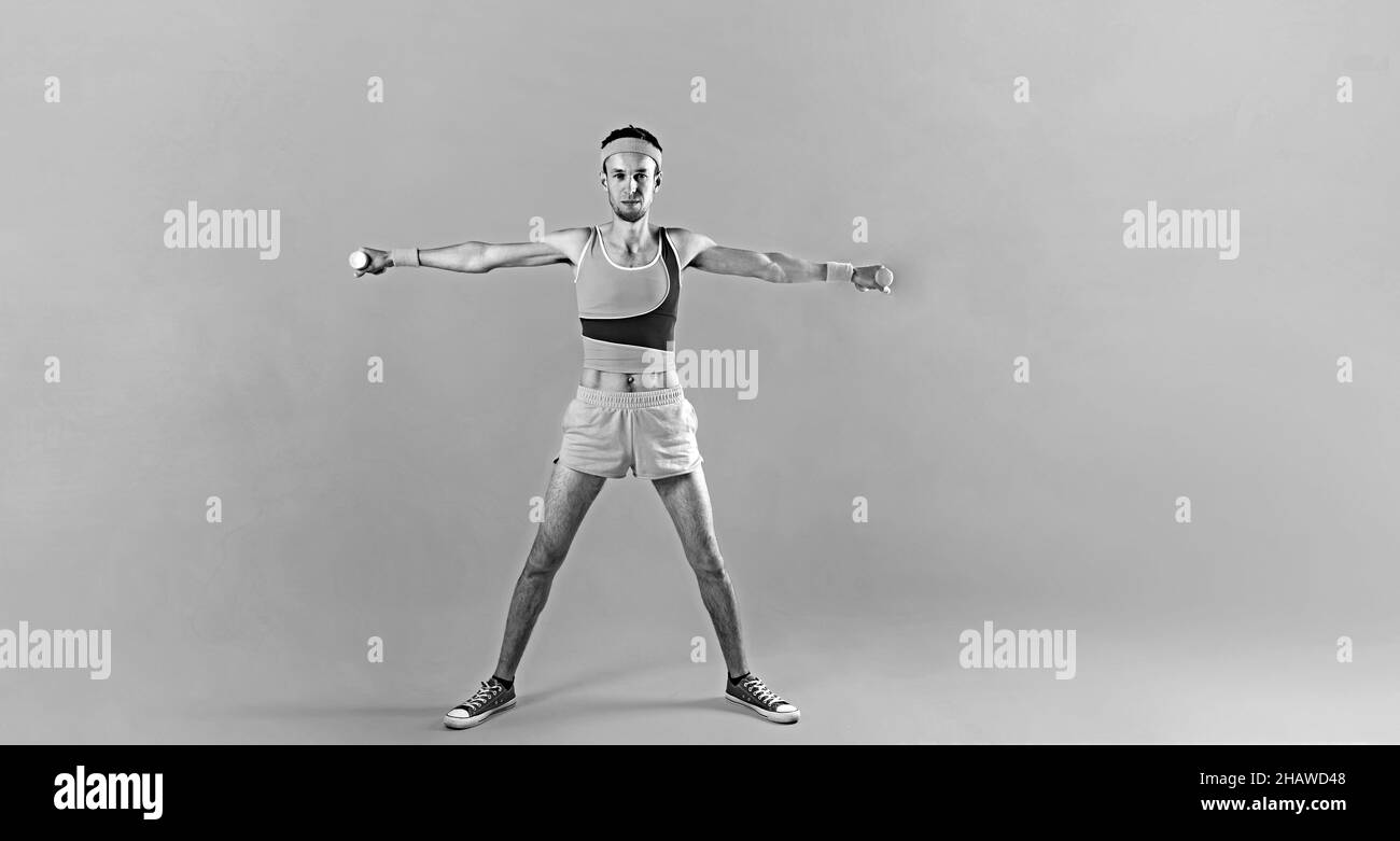 Drôle de rétro sport nerd poids de levage sur fond jaune. Banque D'Images