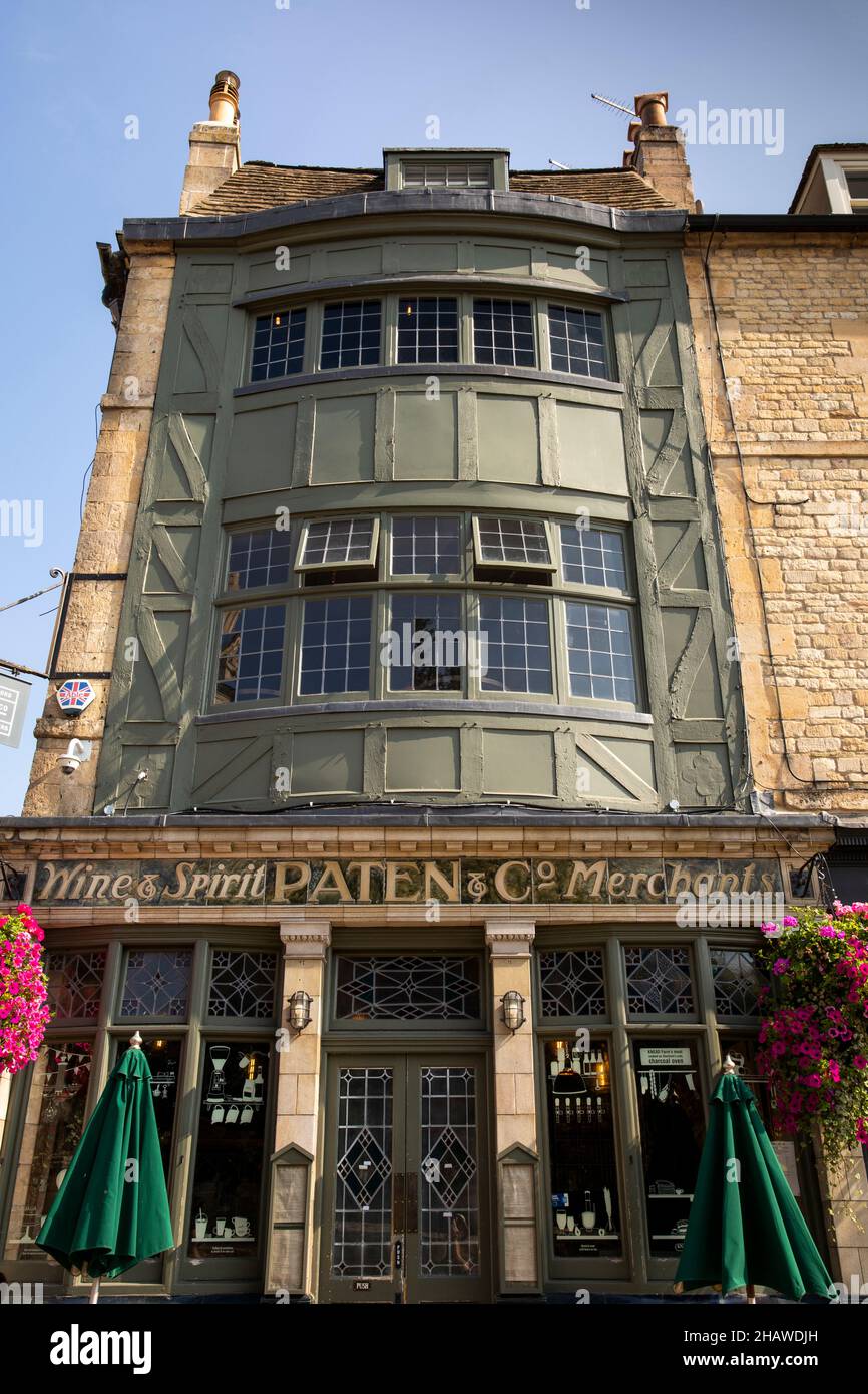 Royaume-Uni, Angleterre, Lincolnshire Stamford, Red Lion Square, Paten & Co,Marchands de vin et bar, devant Banque D'Images