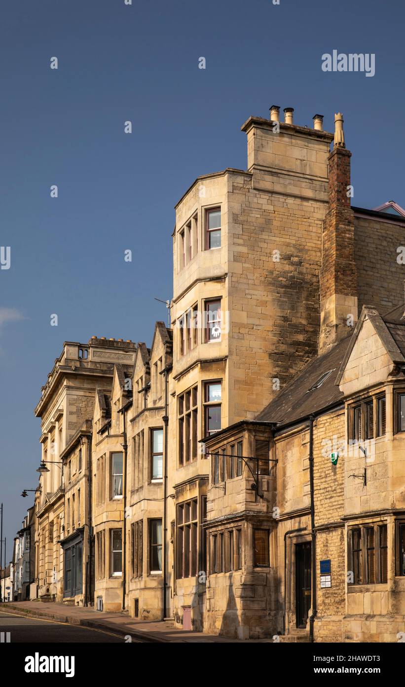 Royaume-Uni, Angleterre, Lincolnshire, Stamford, All Saints Street,Bâtiments historiques en haut de la rue St Peter Banque D'Images