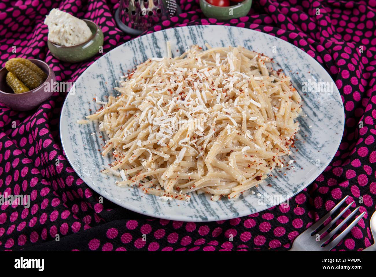 Pâtes au fromage de style turc (nom turc; Peynirli eriste makarna).Eriste  de la cuisine turque traditionnelle Photo Stock - Alamy