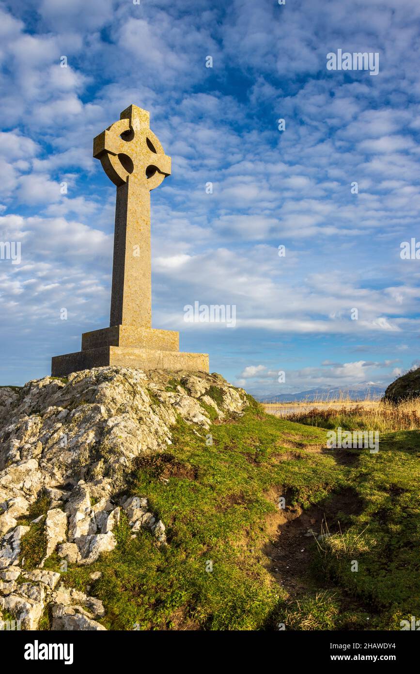 La croix celtique sur Ynys Llanddwyn, île d'Anglesey, au nord du pays de Galles Banque D'Images