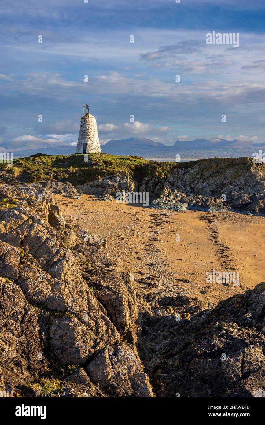 TWR Bach phare sur Ynys Llanddwyn avec les montagnes de Snowdonia en arrière-plan, île d'Anglesey, au nord du pays de Galles Banque D'Images