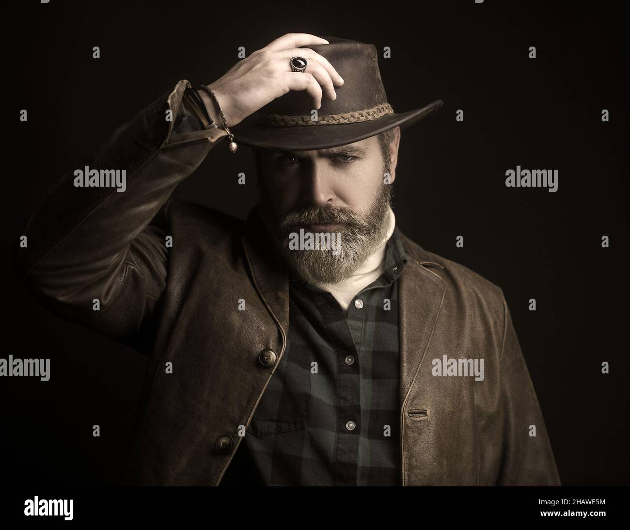Le beau homme en costume de cow-boy reste dans la nuit. Chasseur de vampire. Banque D'Images