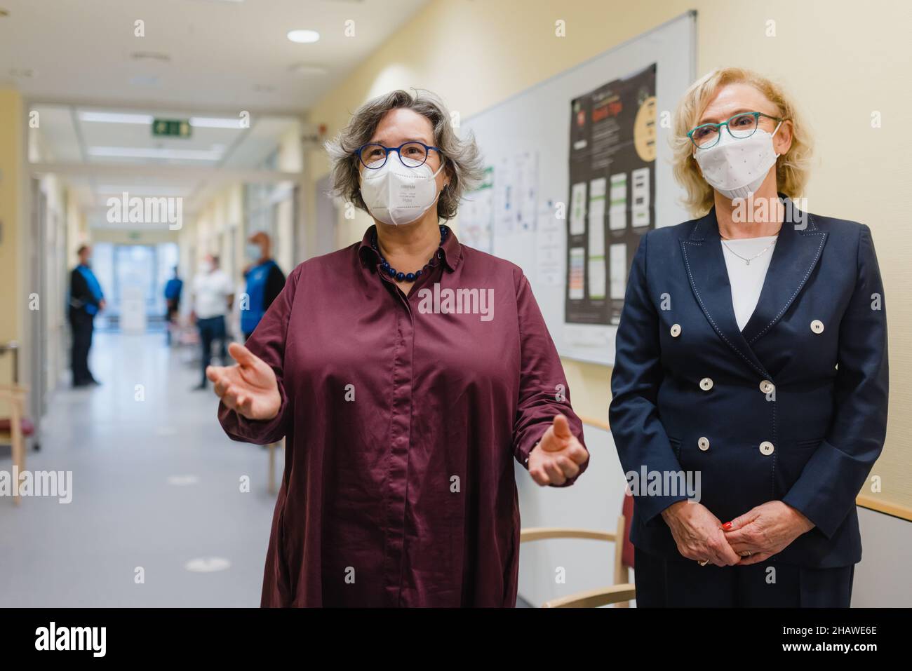 Erfurt, Allemagne.15th décembre 2021.Heike Werner (l, à gauche), ministre du travail, des affaires sociales, des femmes et de la famille de Thuringe, et Annette Rommel, première présidente de l'Association des médecins d'assurance maladie de Thuringe (Kvt), parlent à l'hôpital catholique St. Johann Nepomuk.Aujourd'hui, l'État libre commence la vaccination Covid-19 chez les enfants de cinq à onze ans.Credit: Michael Reichel/dpa/Alay Live News Banque D'Images