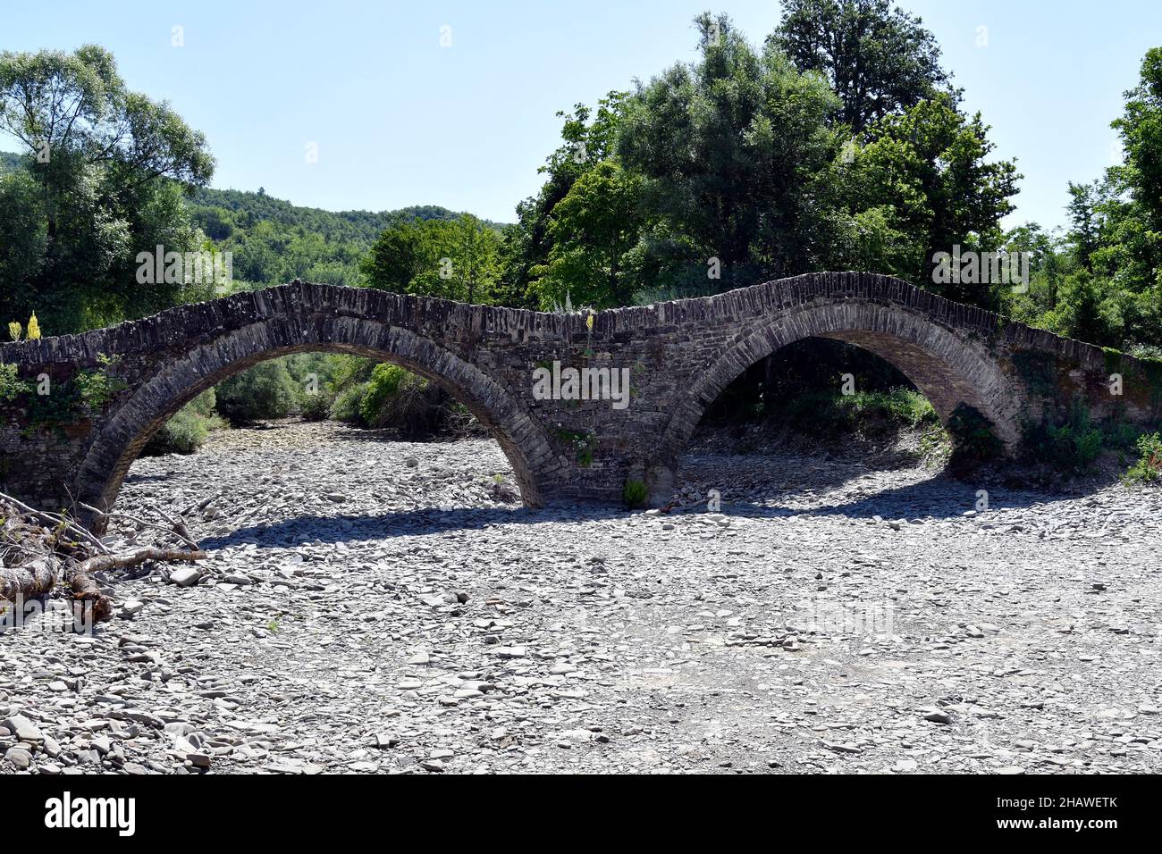 Grèce, Epirus, pont médiéval de pierre de Milos sur lit de rivière sec  Photo Stock - Alamy