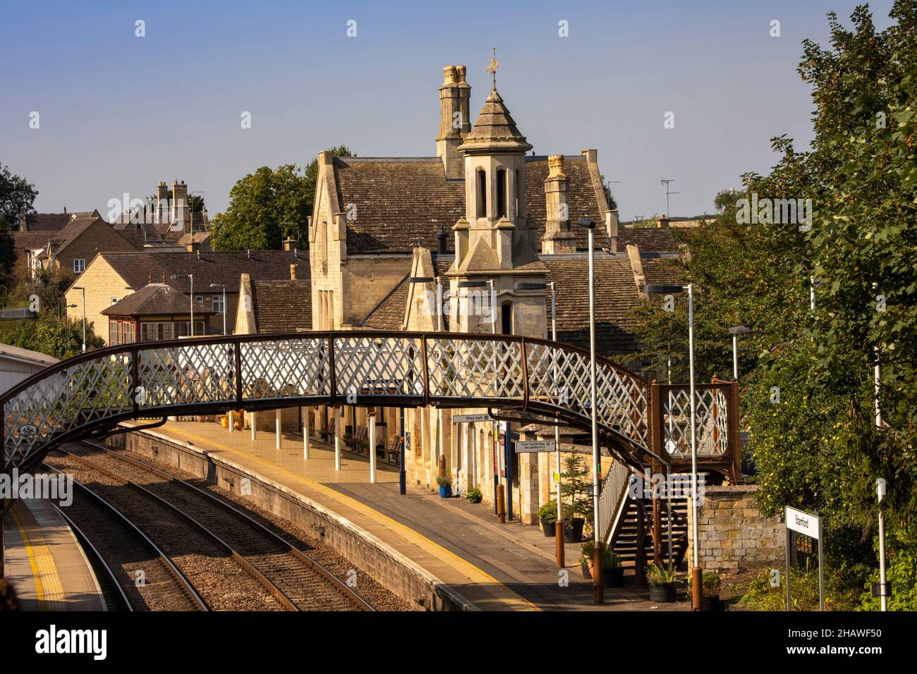 Royaume-Uni, Angleterre, Lincolnshire Stamford, gare de chemin de fer calquée sur Burghley House Banque D'Images