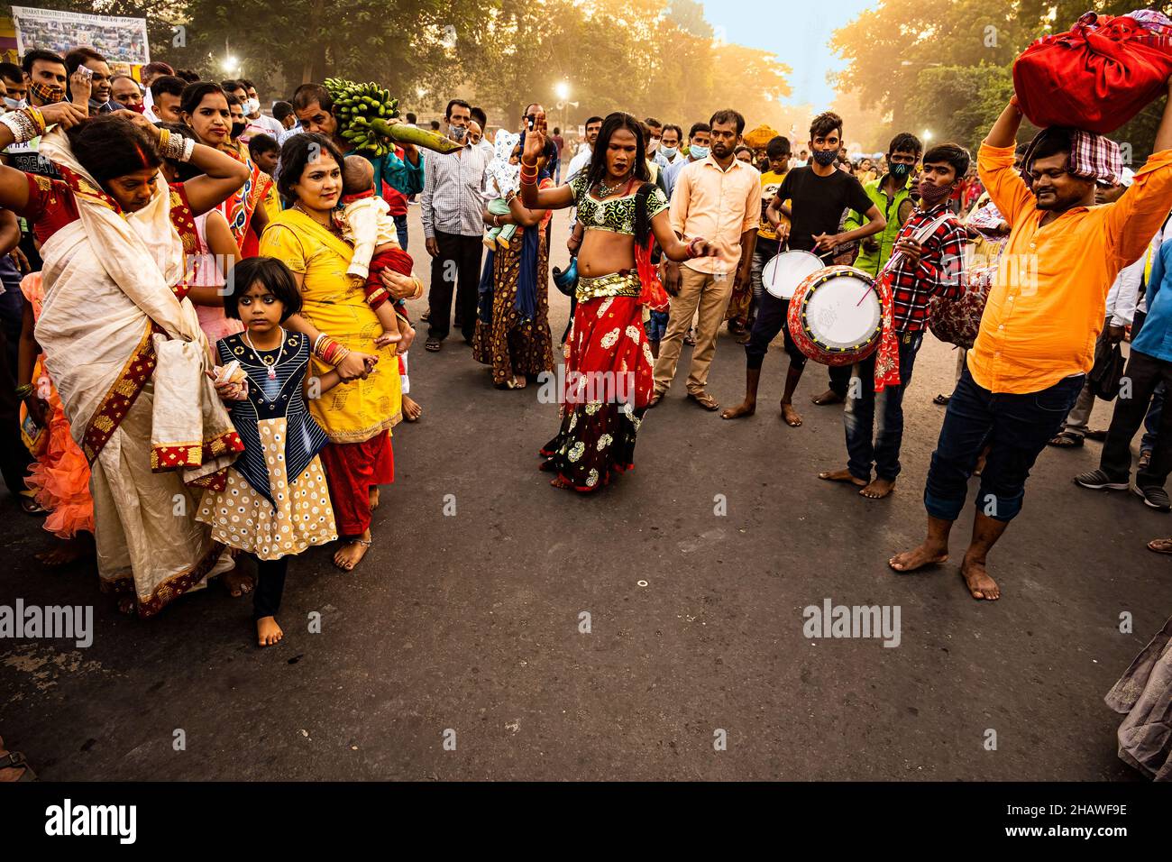 Babughat ,route,vers ,rivière Ganga,scène,de,divertissement,Chhat Puja,festival,par des dévotés,Kolkata,Inde. Banque D'Images