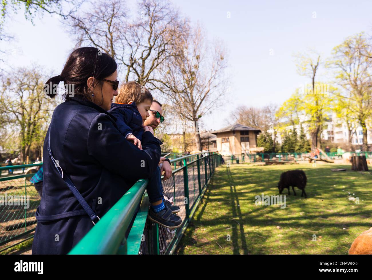 POZNAN, POLOGNE - 07 avril 2019 : une femme et un enfant regardent des animaux derrière une barrière dans l'ancien zoo. Banque D'Images