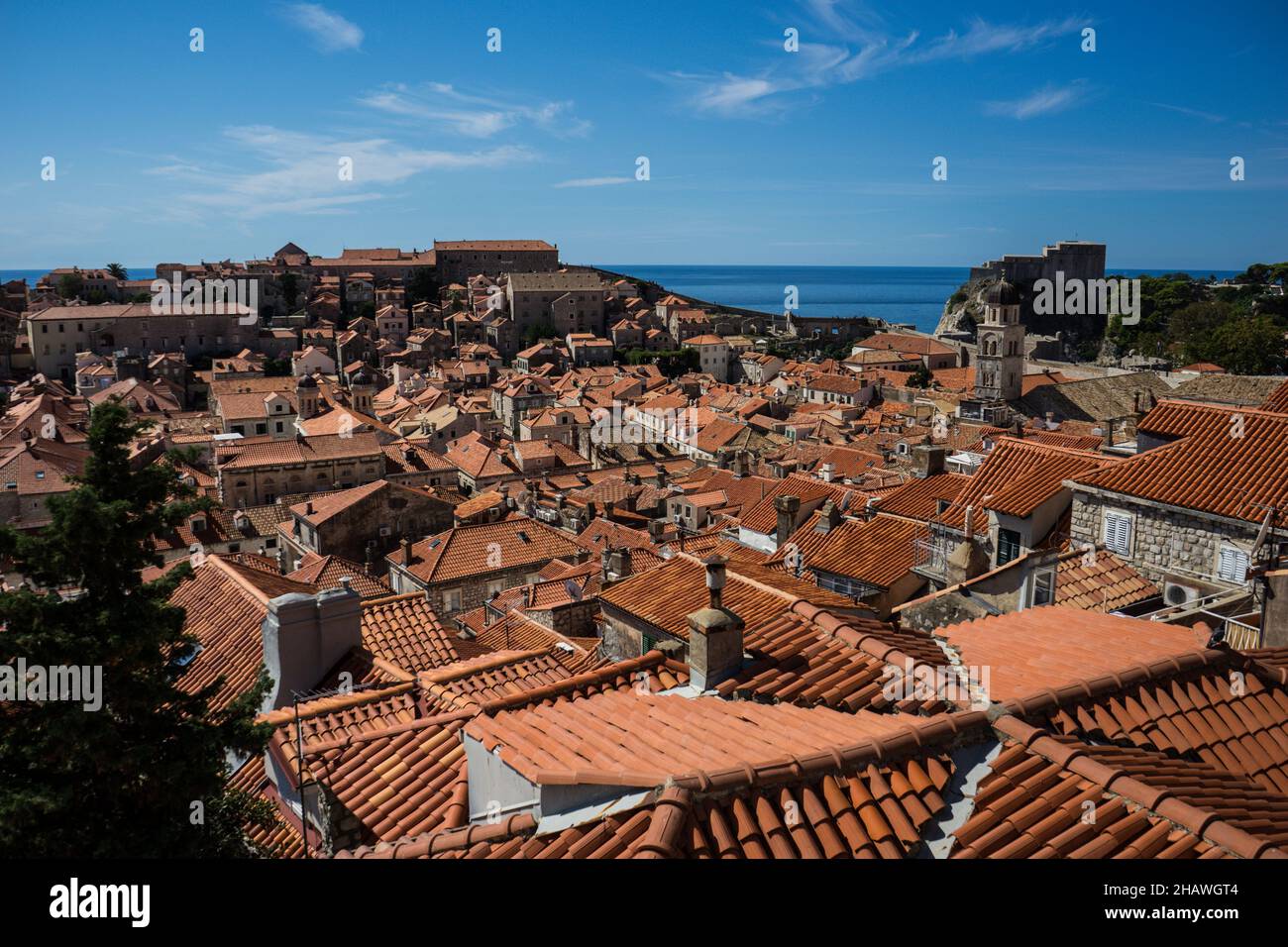 Vue sur la mer avec vue sur les toits en terre cuite de la vieille ville de Dubrovnik, Croatie Banque D'Images