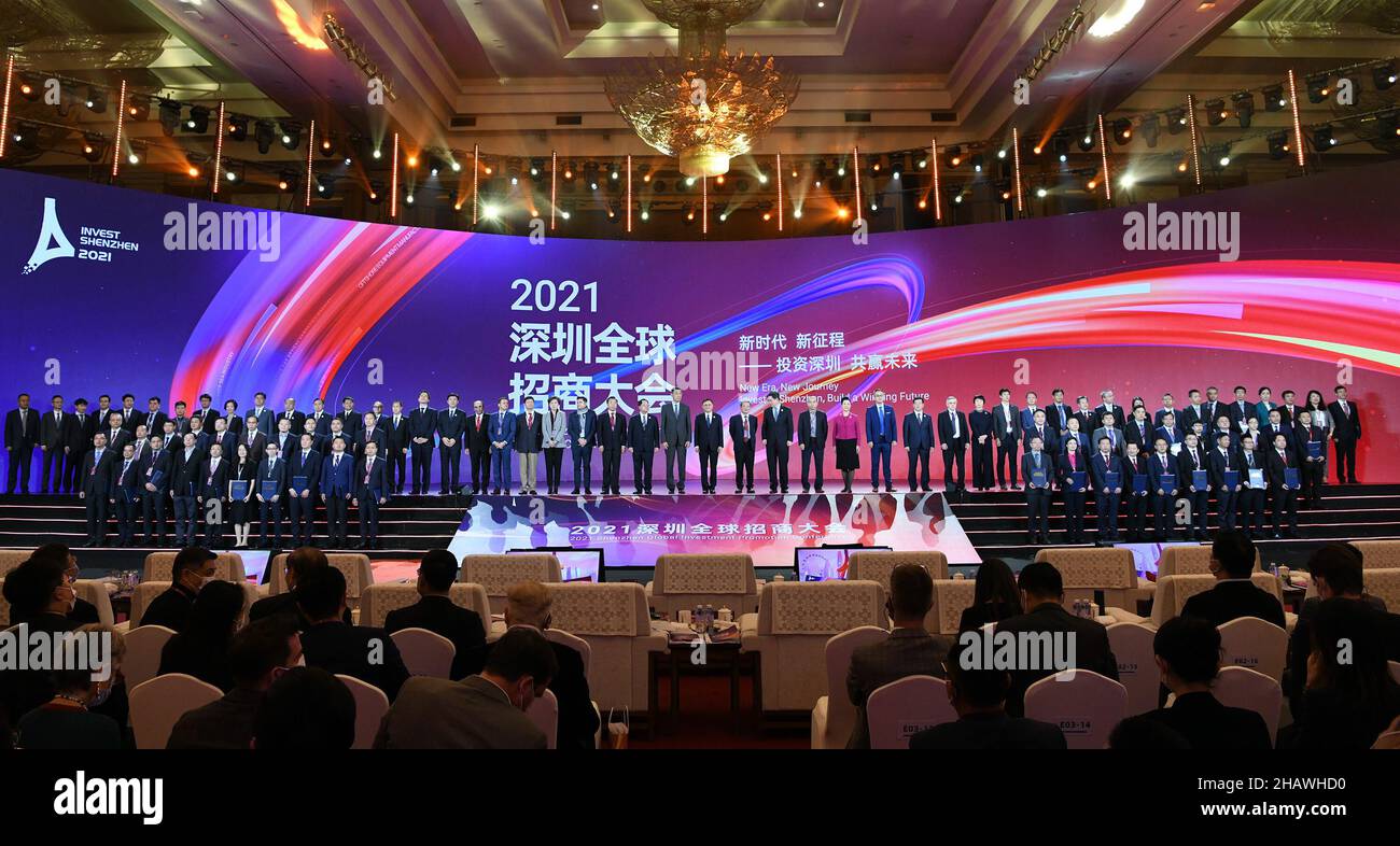 Shenzhen.15th décembre 2021.Photo prise le 15 décembre 2021 montre la Conférence mondiale de promotion de l'investissement de Shenzhen 2021 à Shenzhen, dans la province de Guangdong, dans le sud de la Chine.Plus de 260 accords ont été signés à la conférence, avec des investissements contractuels de plus de 820 milliards de yuans (environ 128,8 milliards de dollars américains).Credit: Liang Xu/Xinhua/Alamy Live News Banque D'Images