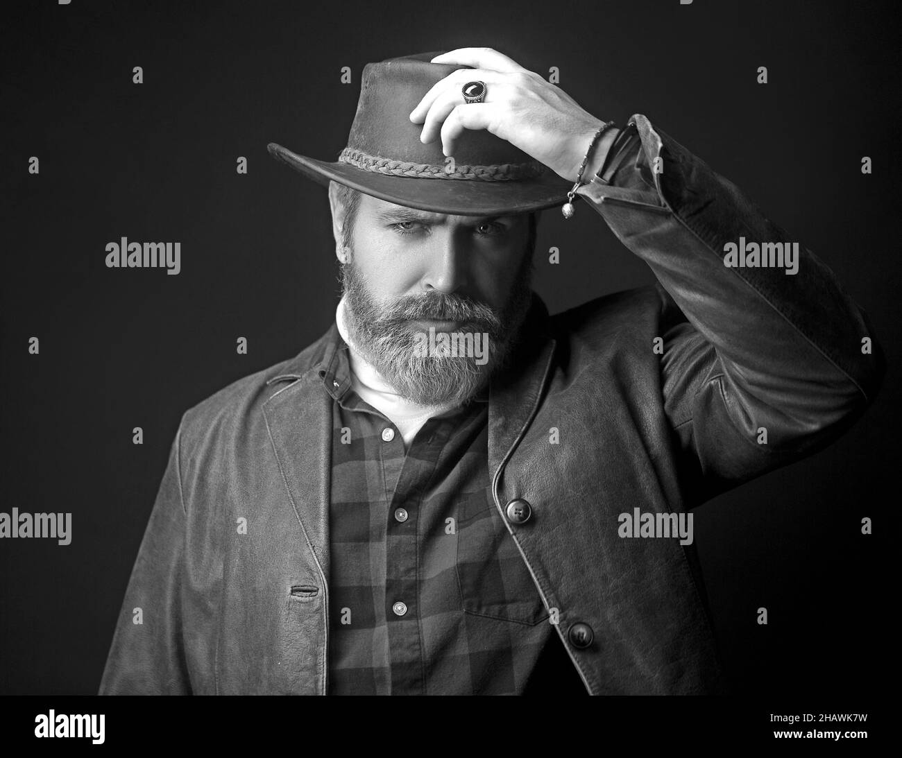 Le beau homme en costume de cow-boy reste dans la nuit. Chasseur de vampire. Banque D'Images