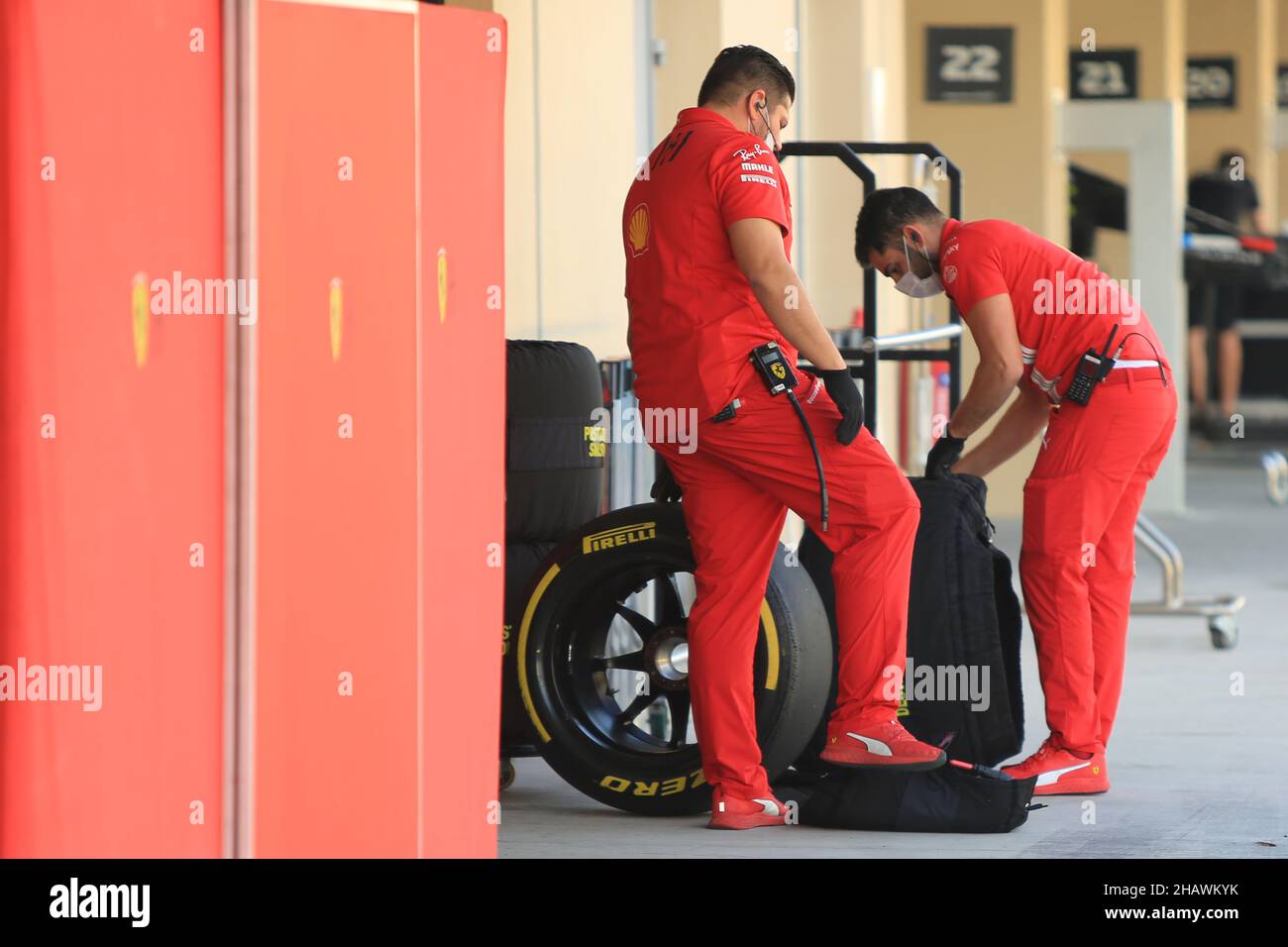 Abu Dhabi, Émirats arabes Unis: 15th décembre 2021; circuit Yas Marina, Abu Dhabi, Émirats arabes Unis: FIA Abu Dhabi F1 après la saison Pirelli, jour 2: Les membres de l'équipe Ferrari trient C3 composés Banque D'Images