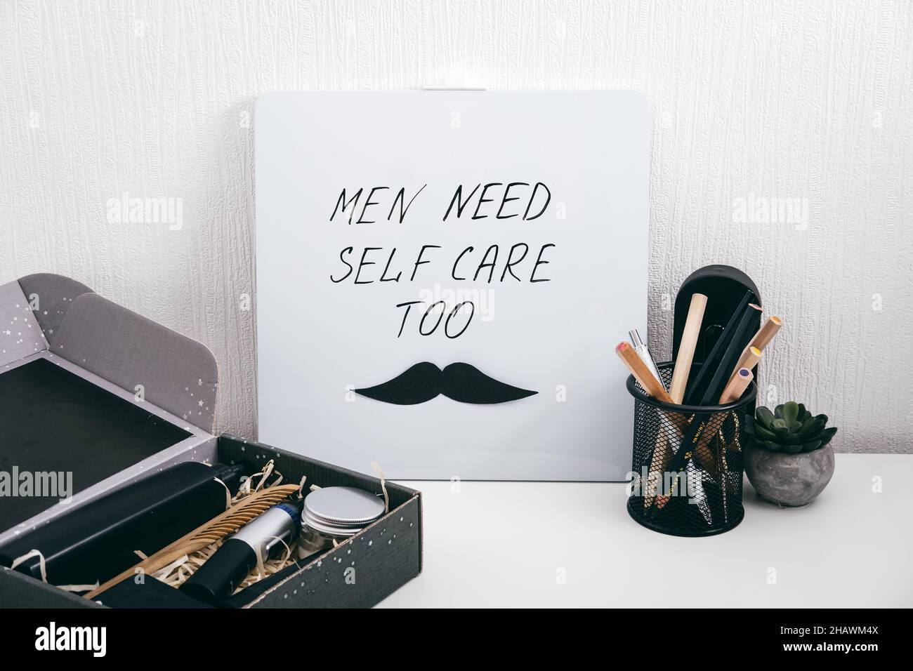 Kit d'auto-soin hommes boîte noire avec produits et dispositifs de soins de beauté et tableau de lettres avec texte les hommes ont besoin d'auto-soin aussi.Pack d'auto-soins pour homme ou Banque D'Images