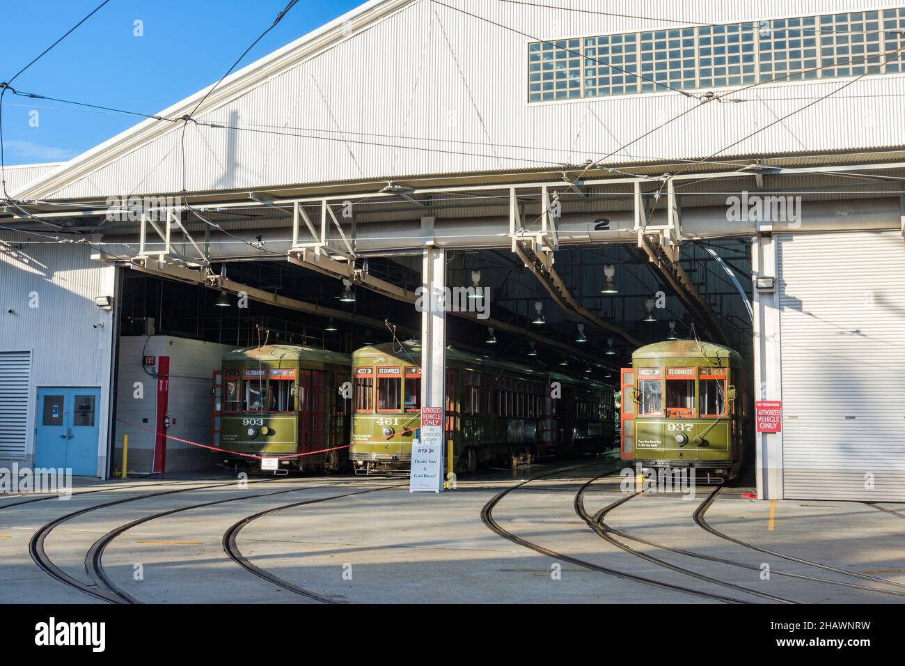 LA NOUVELLE-ORLÉANS, LA, États-Unis - 19 SEPTEMBRE 2021 : grange de tramways, avec tramways, sur Willow Street Banque D'Images