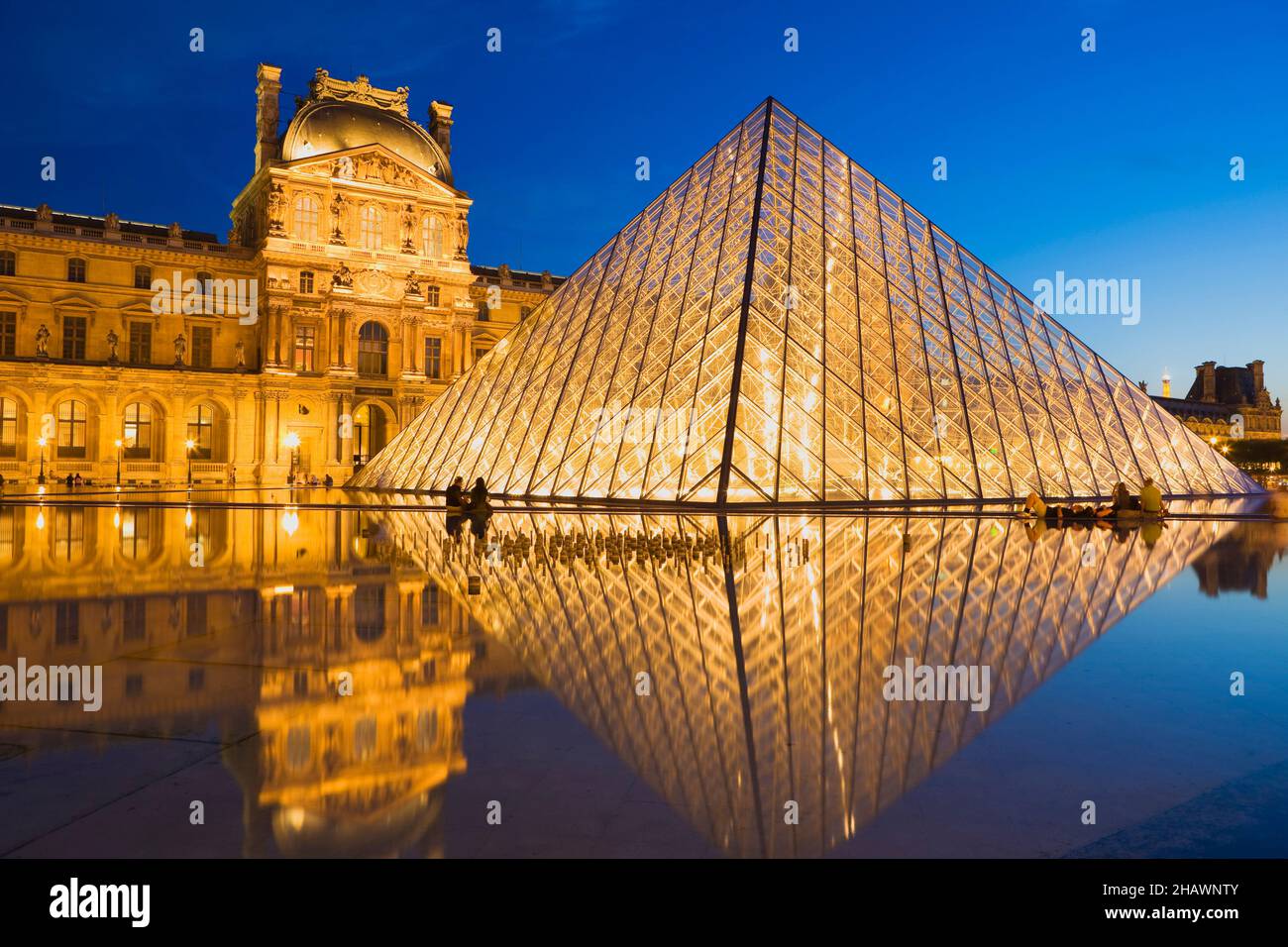 Le palais du Louvre et du Musée, Paris, France Banque D'Images