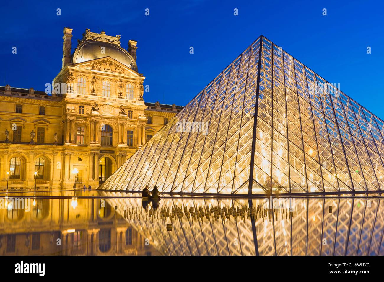 Le palais du Louvre et du Musée, Paris, France Banque D'Images