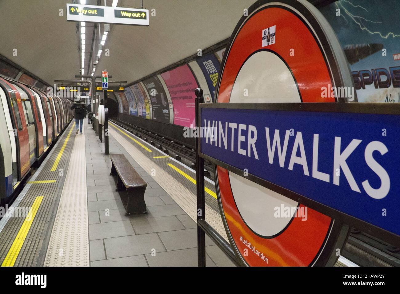 Londres, Royaume-Uni, 15 décembre 2021: Les promenades d'hiver sont une activité suggérée à la station de métro Clapham Common dans le cadre de la publicité pour la campagne #LetsDoLondon du maire.L'habituel rondel a été couvert d'un signe temporaire dans le cadre d'une campagne pour rappeler aux gens qu'ils peuvent encore être à l'extérieur de Londres.Les promenades en hiver sont probablement l'une des activités les plus sûres possibles car les gens sont de plus en plus encouragés à considérer leur sécurité et celle des autres en raison de la propagation rapide de la variante omicron.Anna Watson/Alay Live News. Banque D'Images