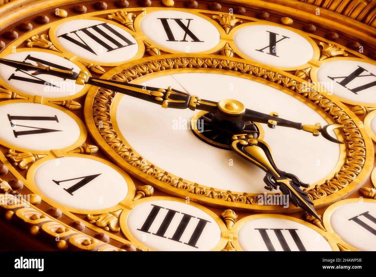 Horloge ornée au Musée d'Orsay, Paris, France Banque D'Images